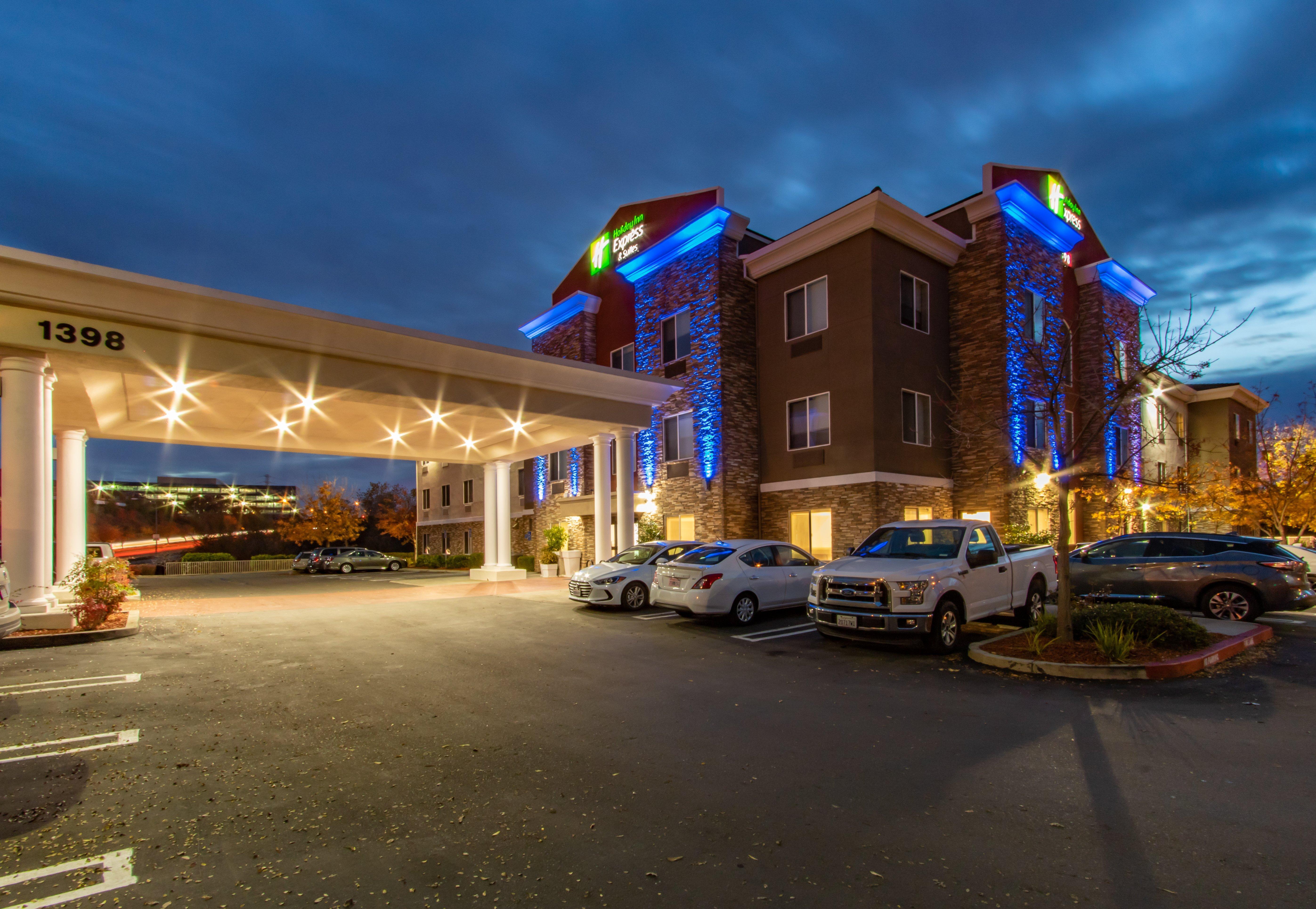 Holiday Inn Express Hotel & Suites Roseville - Galleria Area By Ihg Екстериор снимка