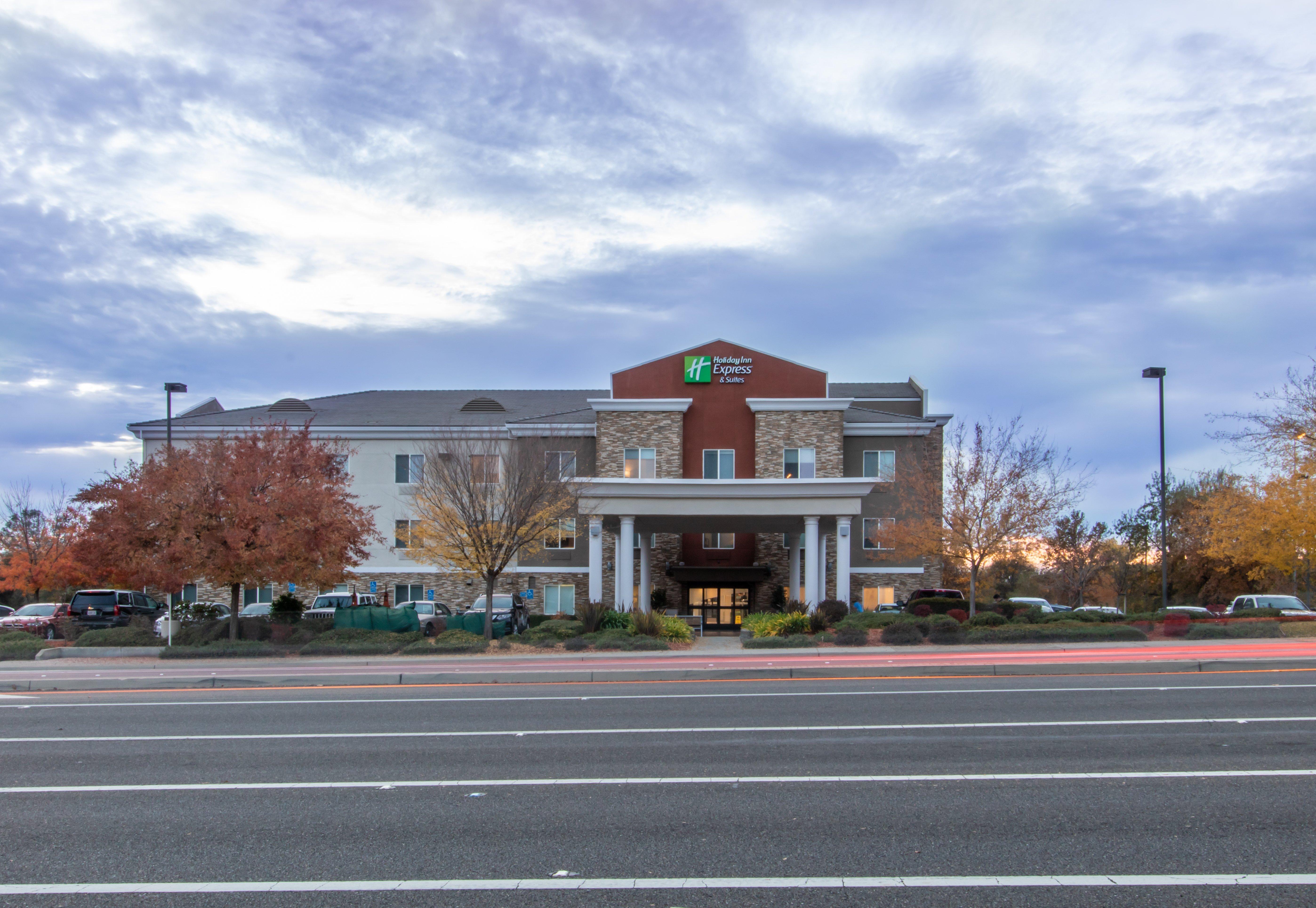 Holiday Inn Express Hotel & Suites Roseville - Galleria Area By Ihg Екстериор снимка