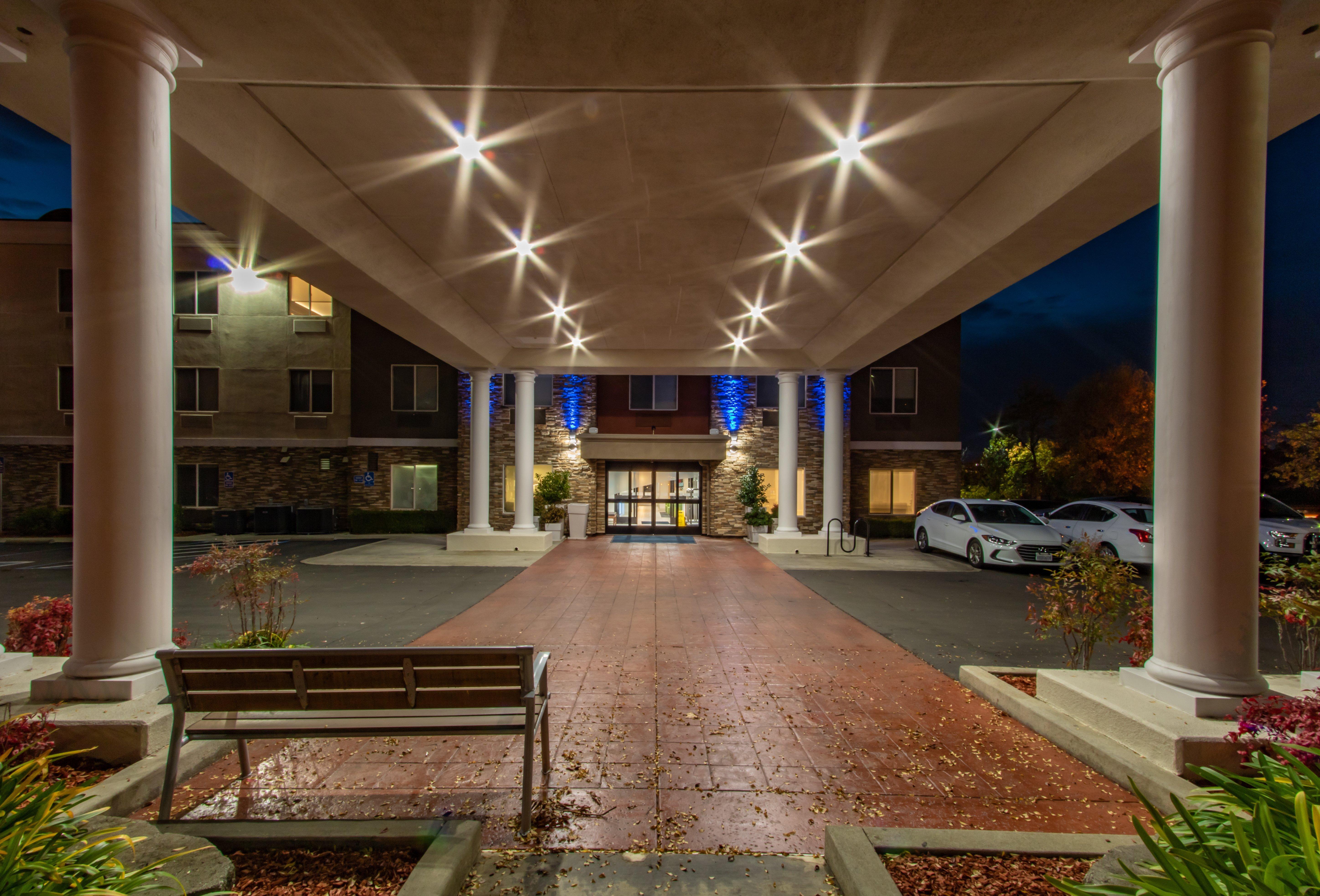 Holiday Inn Express Hotel & Suites Roseville - Galleria Area By Ihg Екстериор снимка