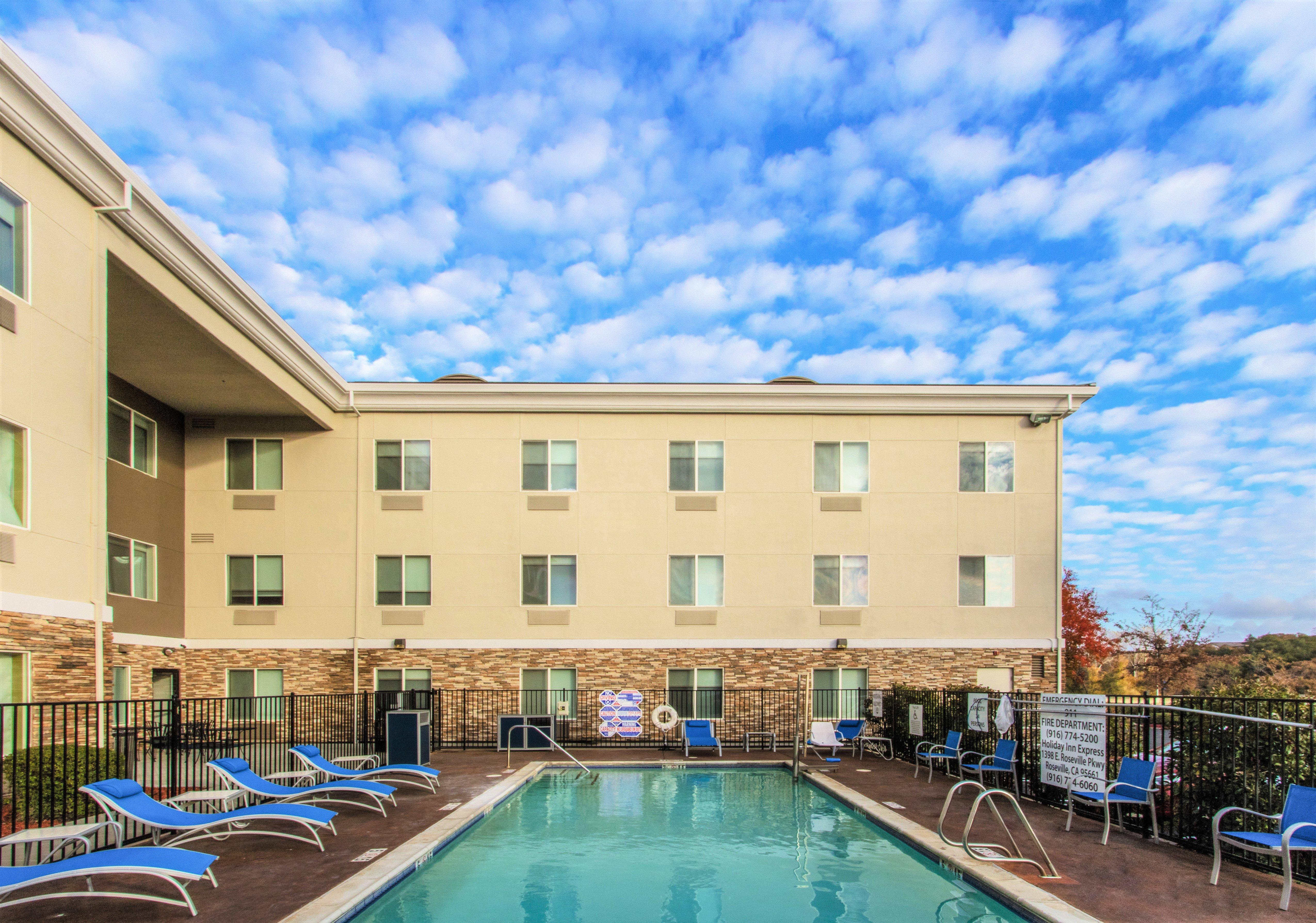 Holiday Inn Express Hotel & Suites Roseville - Galleria Area By Ihg Екстериор снимка