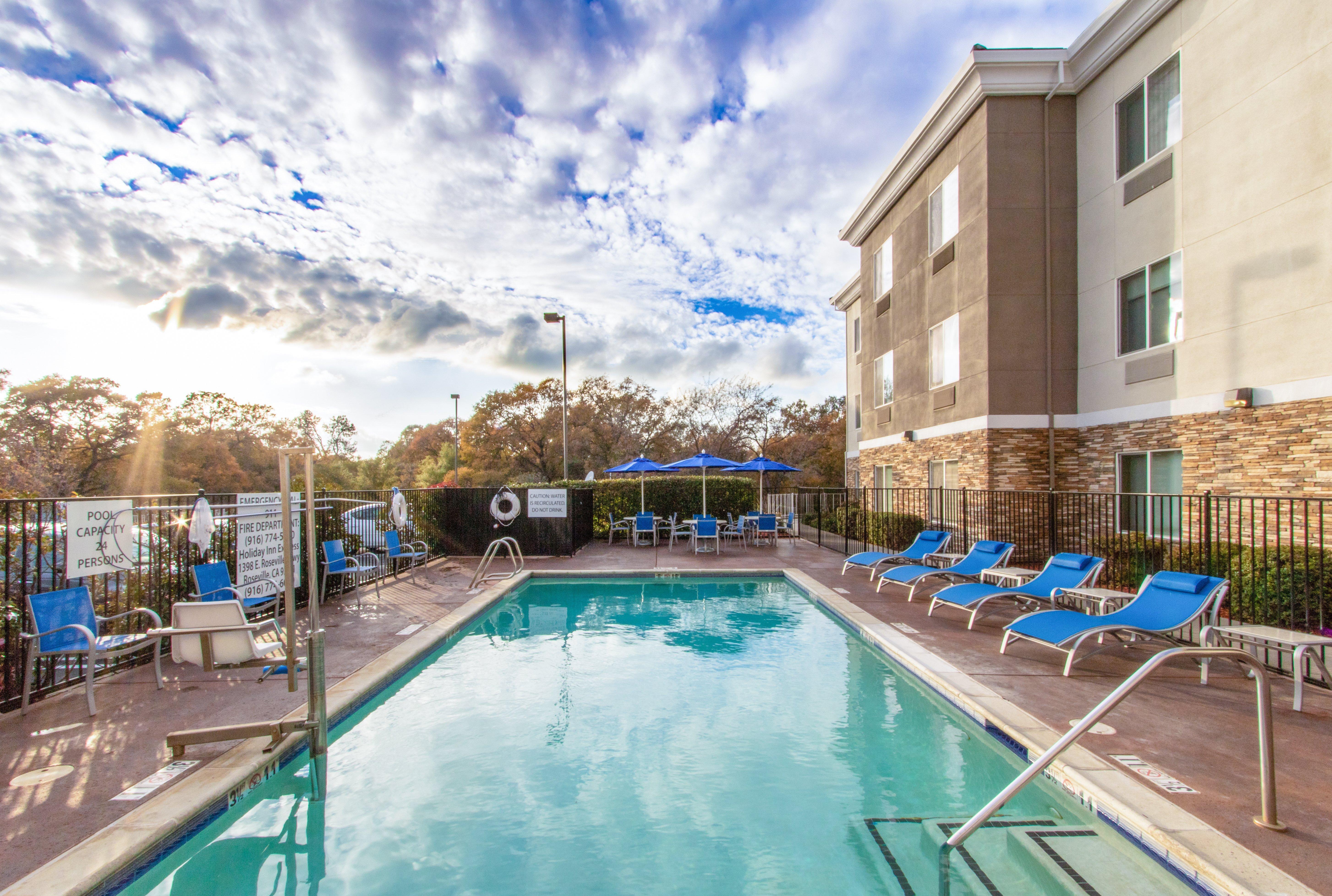 Holiday Inn Express Hotel & Suites Roseville - Galleria Area By Ihg Екстериор снимка